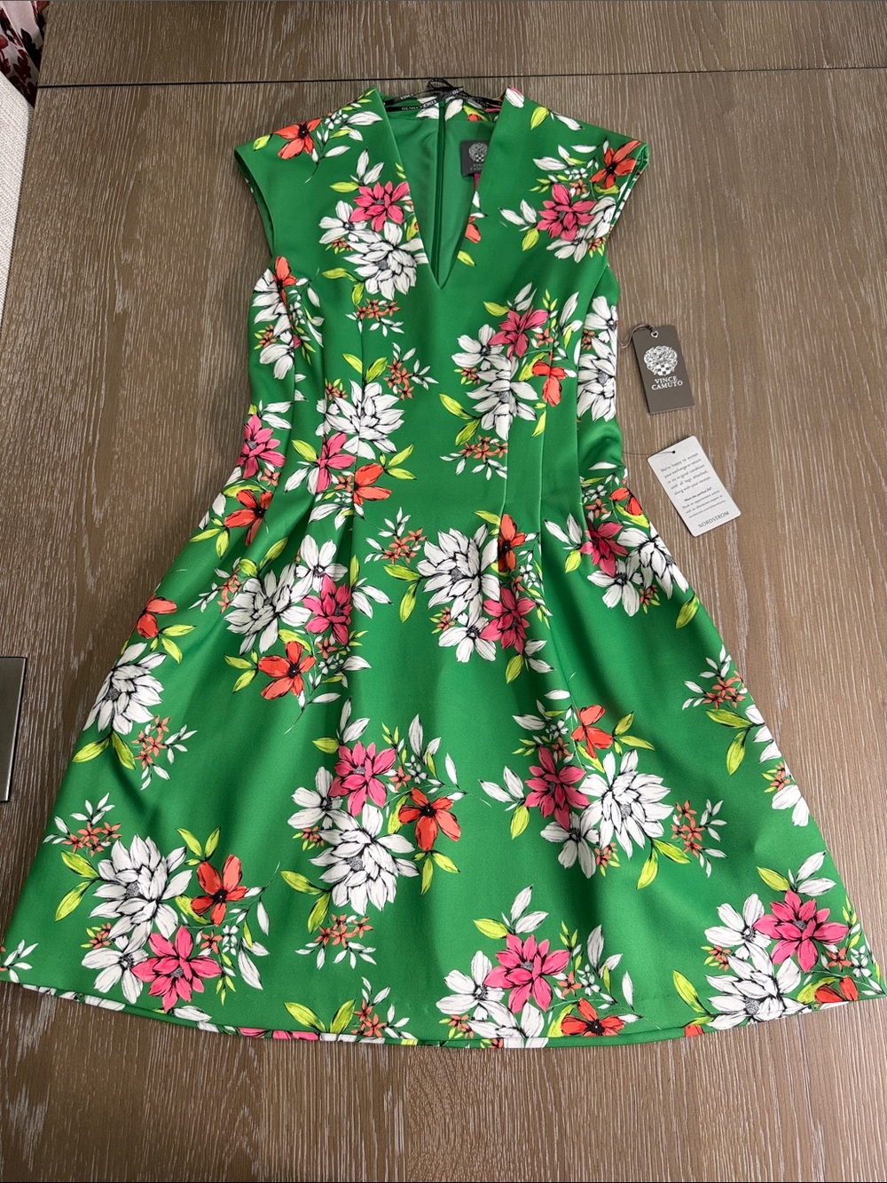 NWT Vince camuto Green Floral V-Neck Fit & Flare Dress
